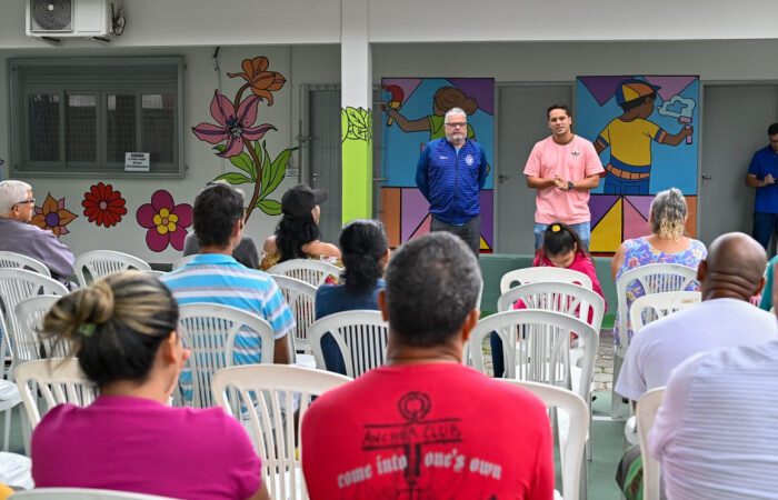 Mais moradores de Vitória recebem cestas de alimentos na manhã desta sexta (29)