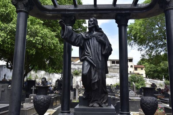Dia de finados chegando e cemitérios de Vitória são preparados para homenagens póstumas