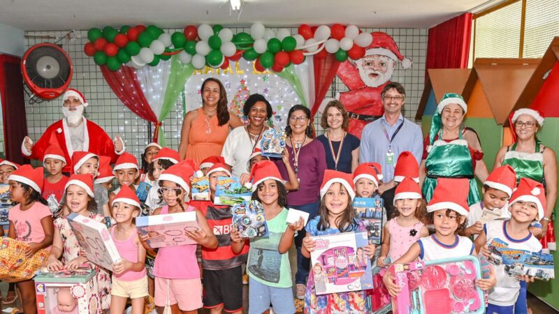 Sorrisos Radiantes: Crianças do CMEI TI Dom João Batista Recebem Presentes de Natal