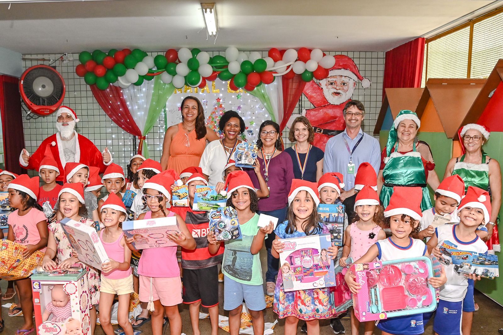 Sorrisos Radiantes: Crianças do CMEI TI Dom João Batista Recebem Presentes de Natal