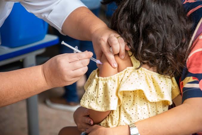 Debate Aceso: Proposta de Multa e Perda de Benefícios por Não Vacinar Filhos Gera Polêmica no Congresso