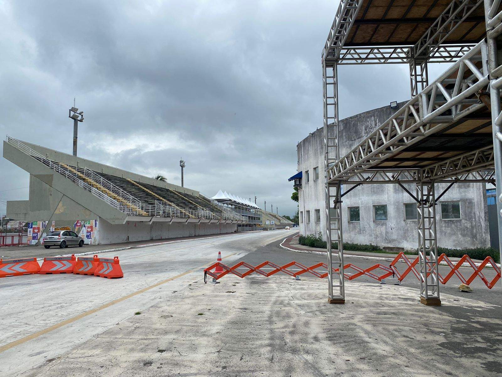 Previsão Meteorológica Adia Alegria: Chuva Cancela Ensaio Técnico de Escolas de Samba nesta Sexta-feira