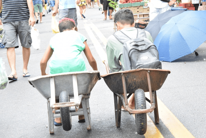 Narrativas Dolorosas: Pessoas em Situação de Rua Compartilham Experiências de Trabalho Infantil