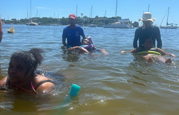 Dia de Alegria: Acolhidos pela Assistência Social Desfrutam de Lazer na Praia