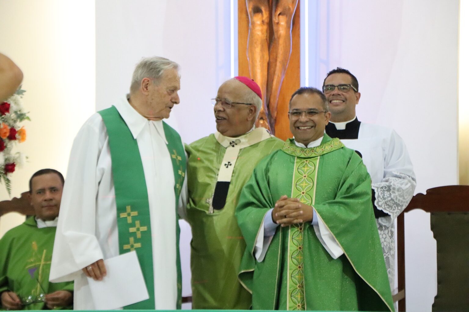Padre Marcos Recebe a Responsabilidade da Paróquia de Santo Antônio em Vitória