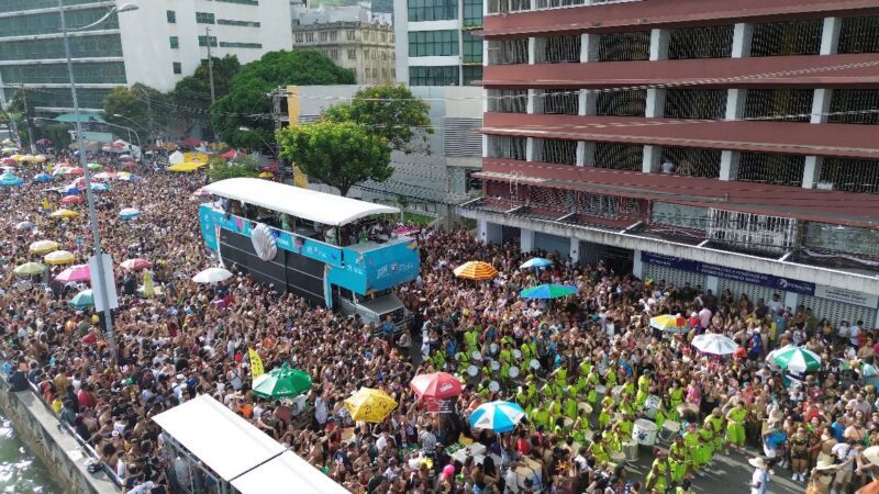 Primeiro dia do Carnaval no Centro de Vitória reúne 100 mil pessoas