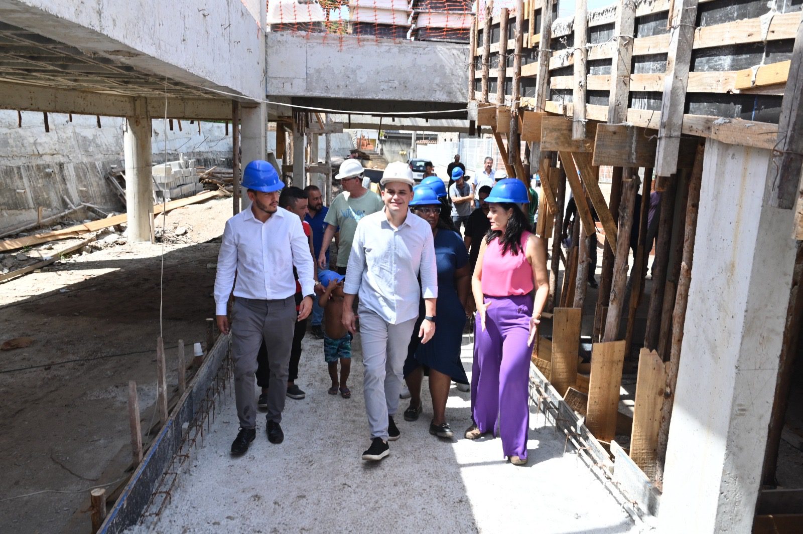 Pazolini e lideranças de São Pedro visitam obras de construção da nova sede do Cmei Geisla da Cruz Militão