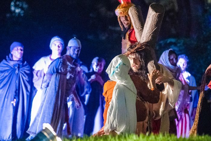 Emocione-se: Duas Apresentações do Auto da Paixão de Cristo em Vitória