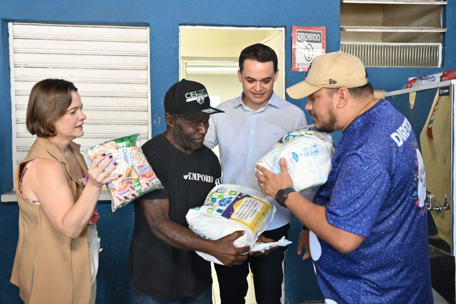 Solidariedade em Ação: Pazolini e Edson Neto Distribuem Alimentos em Vitória