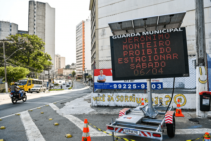 Vitória moderniza sinalização viária com novos painéis de mensagem para motoristas