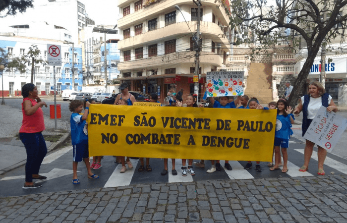 Estudantes de Vitória Unem Forças contra a Dengue em Ação pelo Centro da Cidade