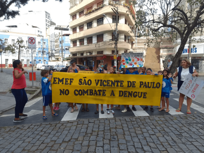 Estudantes de Vitória Unem Forças contra a Dengue em Ação pelo Centro da Cidade