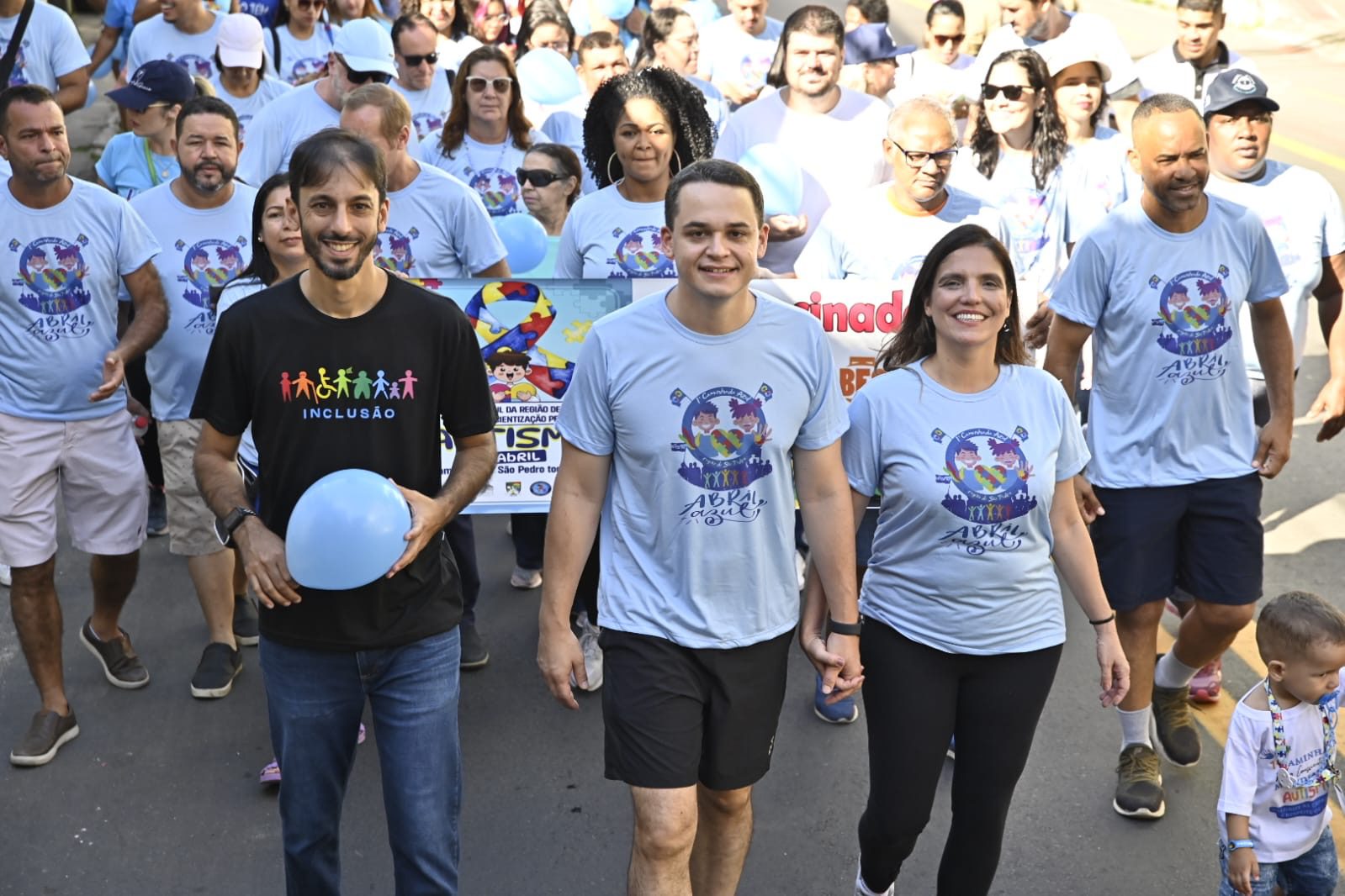 Pazolini se une a caminhada de sensibilização sobre autismo em São Pedro