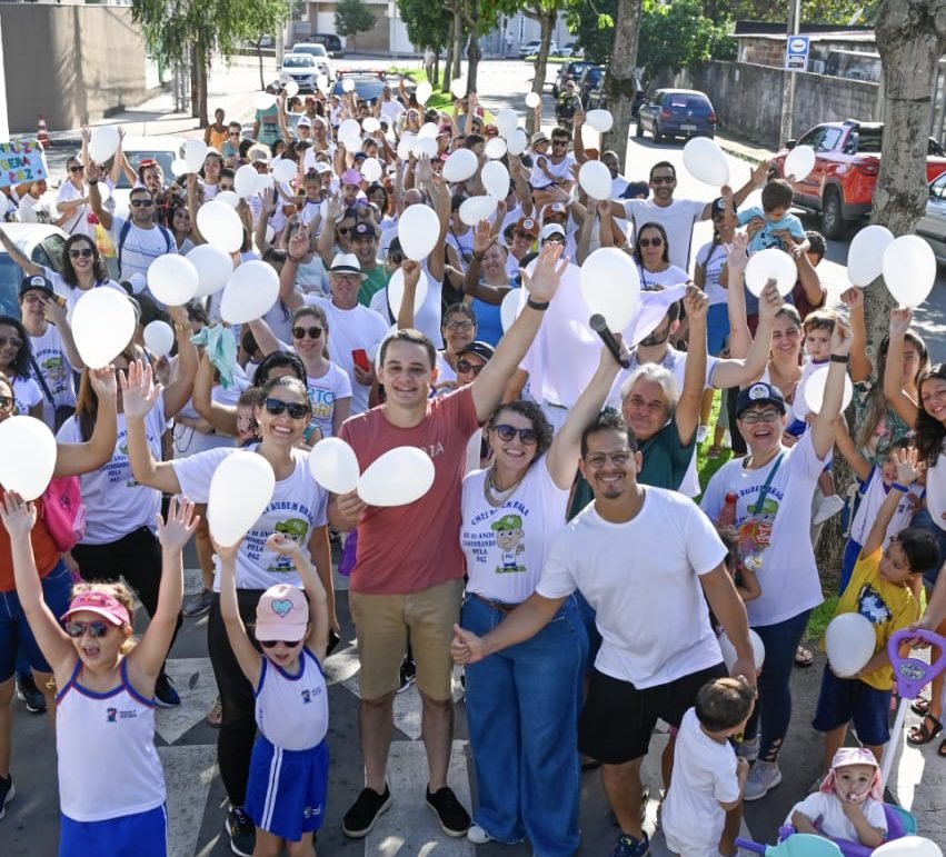 Pazolini marca presença na Caminhada pela Paz do Cmei Rubem Braga, promovendo Valores Familiares e Integração Comunitária