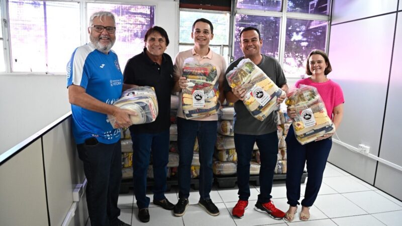 Pazolini Distribui 2 Toneladas de Alimentos para Famílias em Vitória