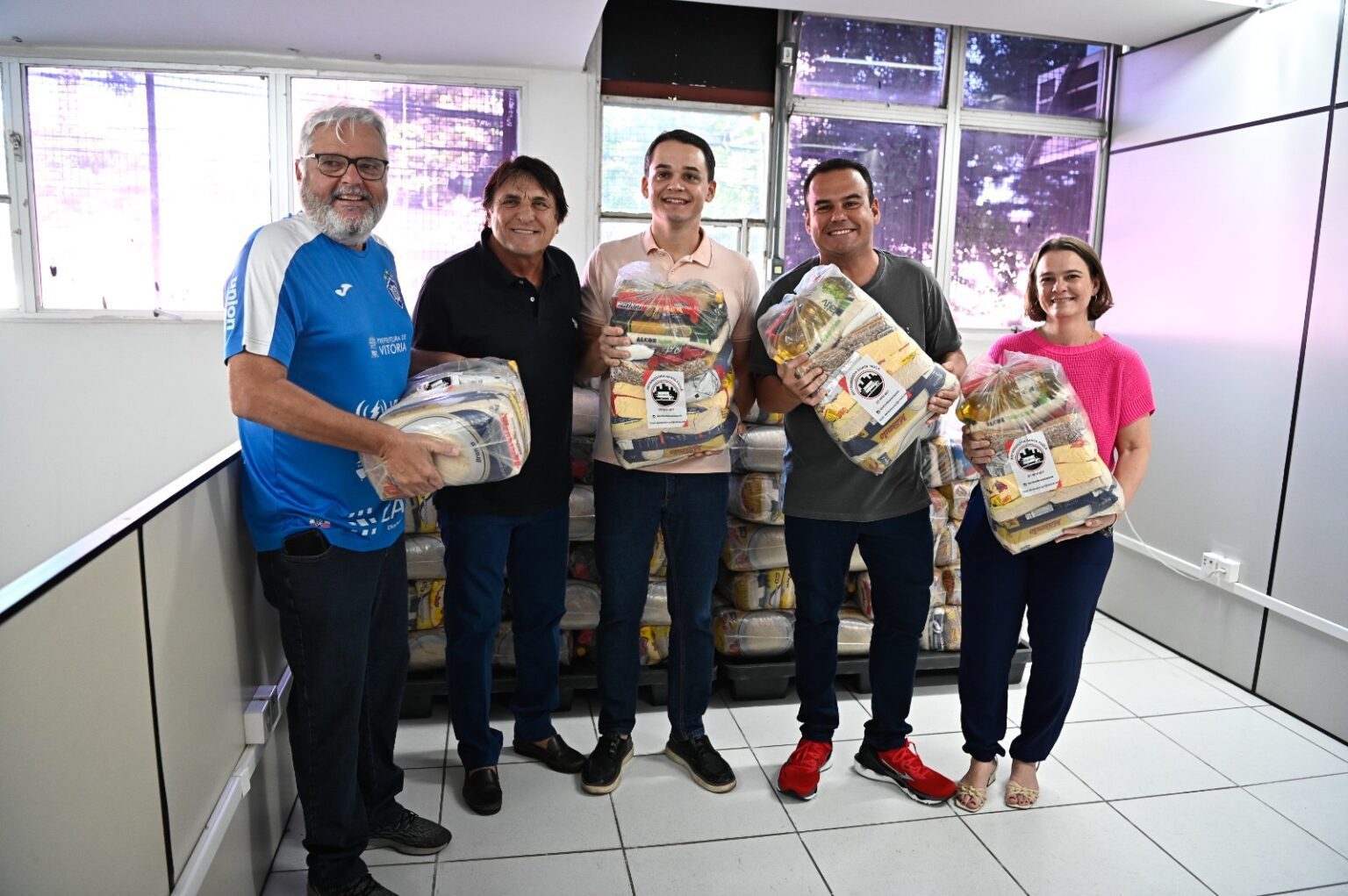 Pazolini Distribui 2 Toneladas de Alimentos para Famílias em Vitória