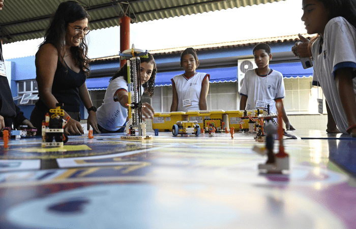 Alunos de escola em Resistência destacam-se com projetos de robótica educacional