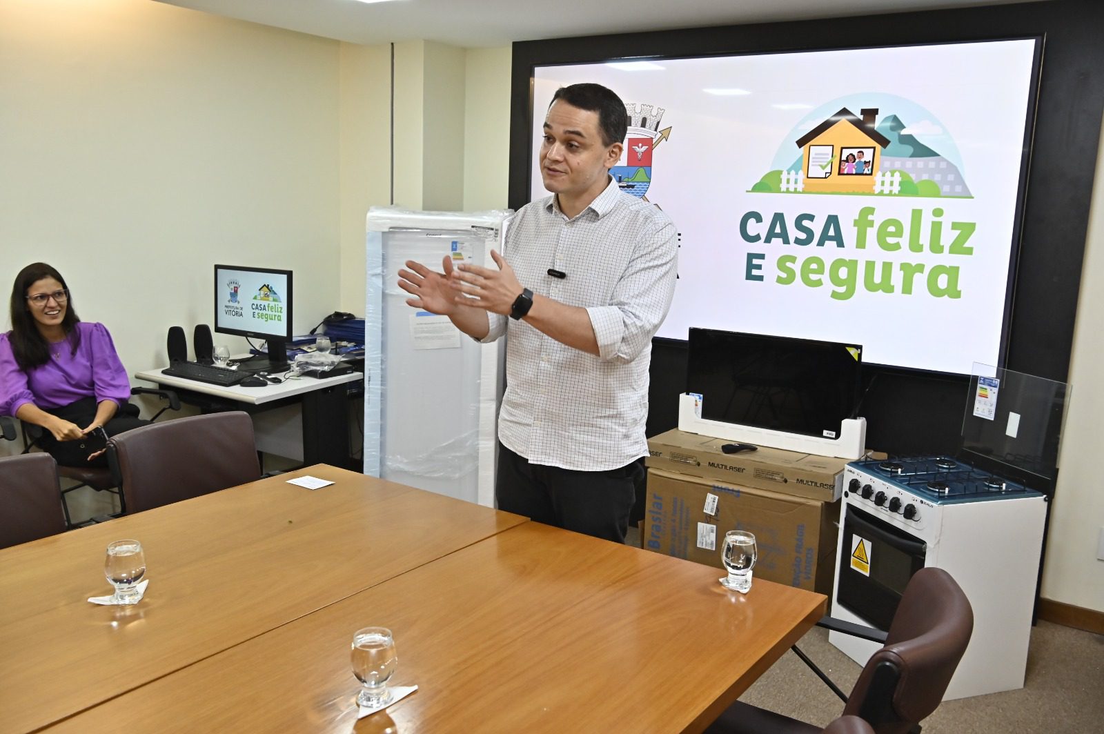 Ação Solidária: Pazolini entrega casa própria com geladeira, TV e fogão a mais três famílias da capital