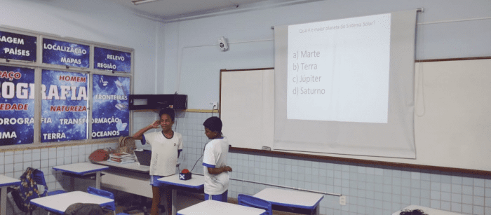 Estudantes da Ilha das Caieiras se Encantam com Game Show Literário