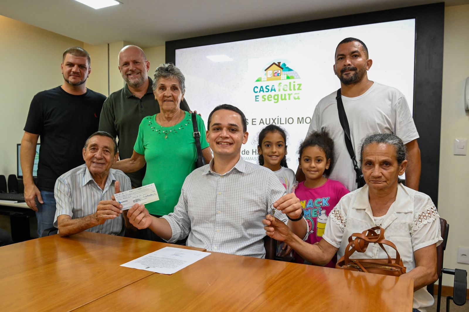 Bônus Moradia: Seis Famílias de Vitória Conquistam a Casa Própria