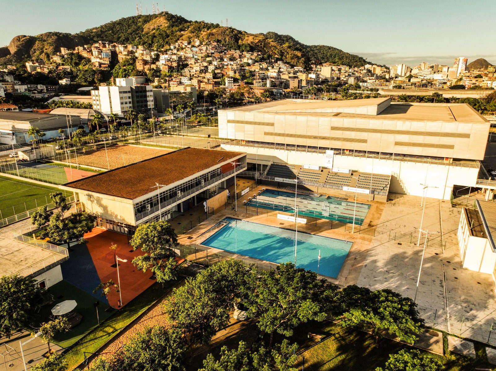 Vitória do esporte! Pazolini entrega reconstrução das piscinas do Tancredão