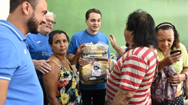 Pazolini entrega cestas básicas a 200 famílias de Vitória