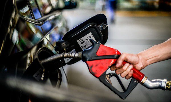 Gasolina Aproxima-se de R$ 6 por Litro com Reajuste da Petrobras
