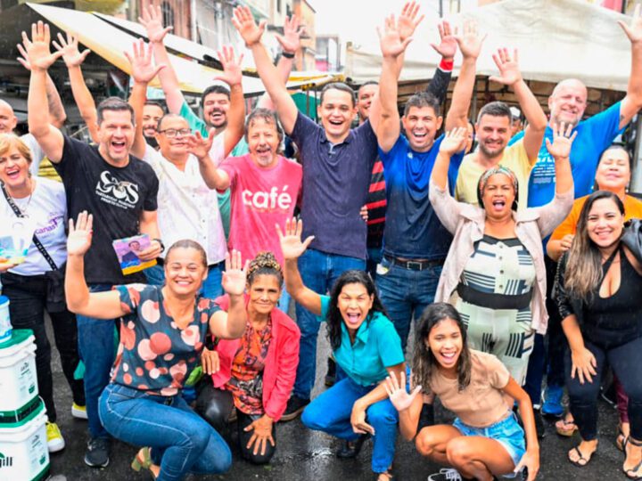 Chuva é combustível para caminhada do prefeito Lorenzo Pazolini nas feiras da capital