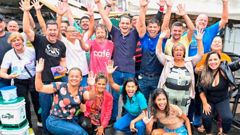 Chuva é combustível para caminhada do prefeito Lorenzo Pazolini nas feiras da capital