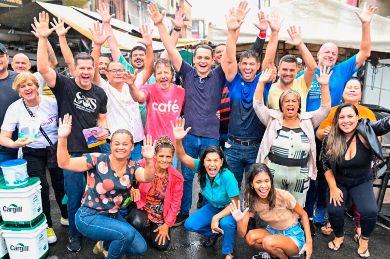 Chuva é combustível para caminhada do prefeito Lorenzo Pazolini nas feiras da capital