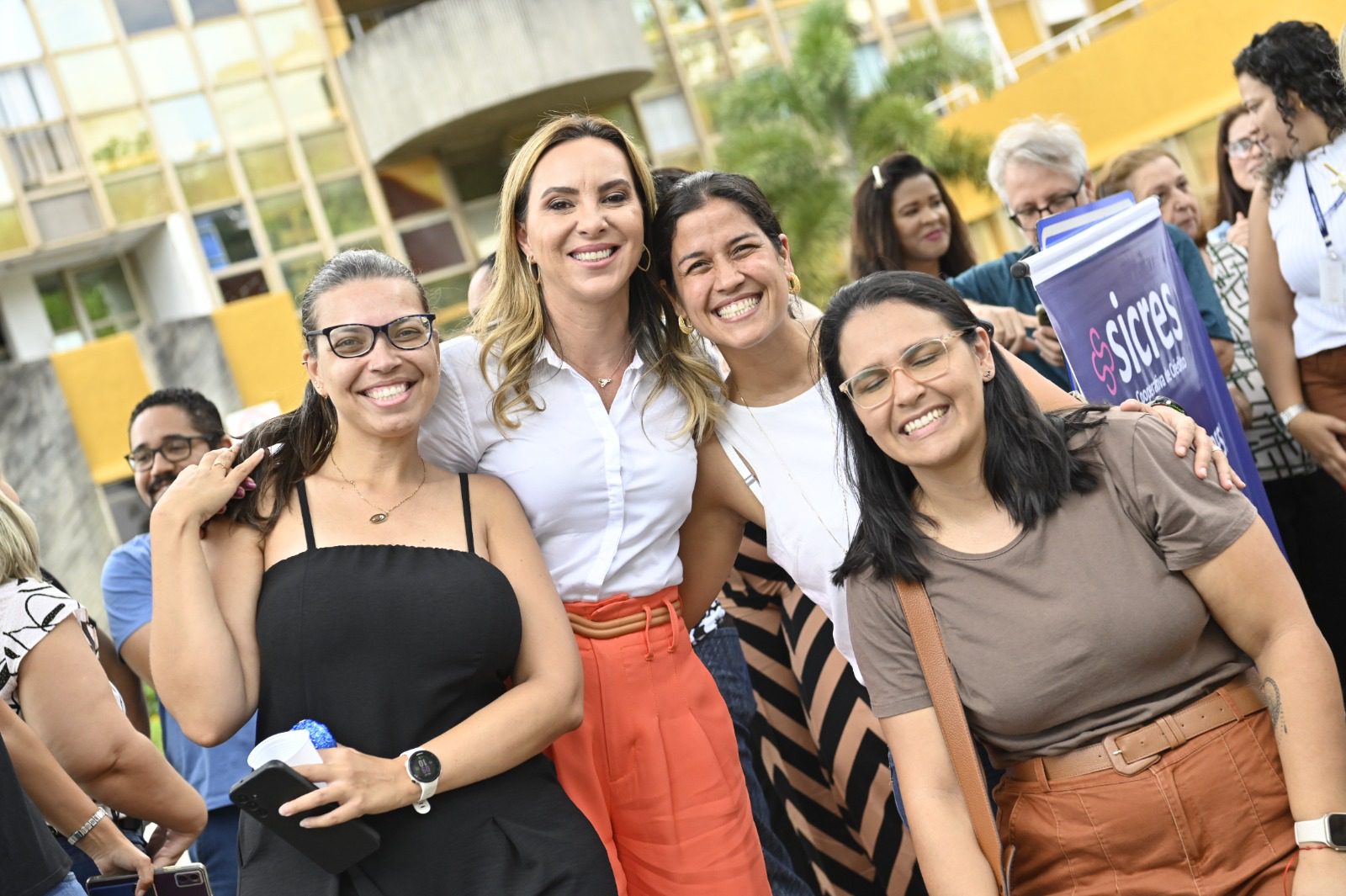 Em agradecimento, Pazolini e Cris homenageam os servidores de Vitória e anunciam que o 13º salário será antecipado