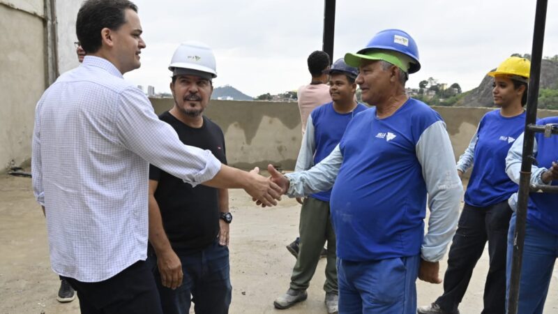 Pazolini verifica o progresso das obras da EMEF Paulo Roberto, em São Benedito, que está quase pronta, com 90% de conclusão, e será inaugurada em fevereiro