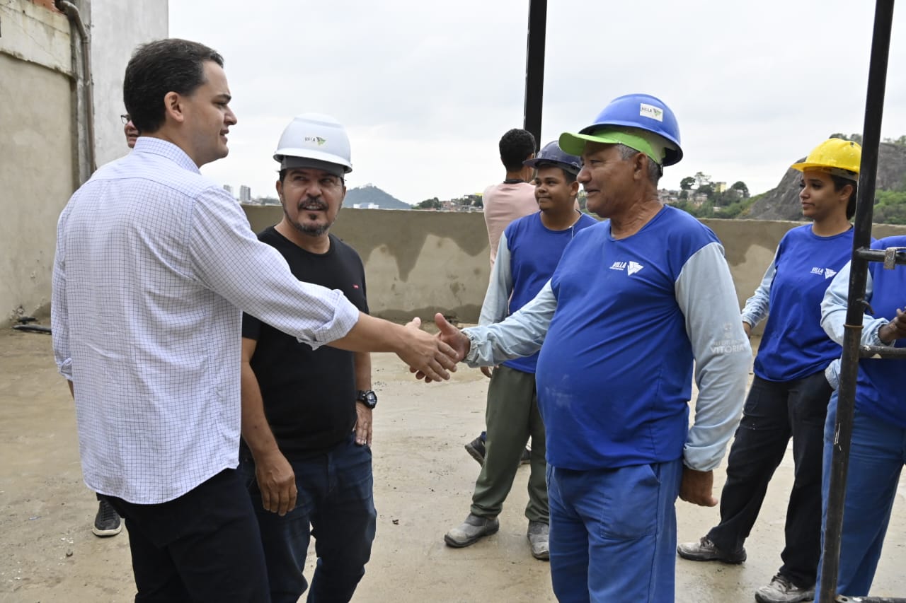 Pazolini verifica o progresso das obras da EMEF Paulo Roberto, em São Benedito, que está quase pronta, com 90% de conclusão, e será inaugurada em fevereiro