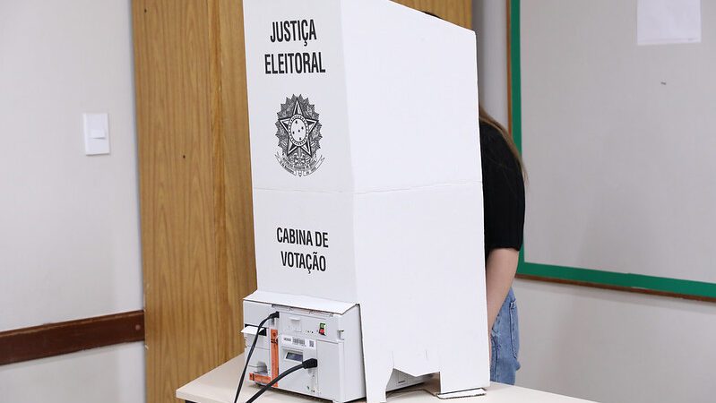 Siga as atualizações da votação ao vivo de acordo com sua região