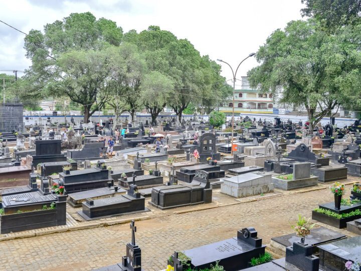 Em homenagem aos falecidos, os cemitérios de Vitória são preparados para o Dia de Finados