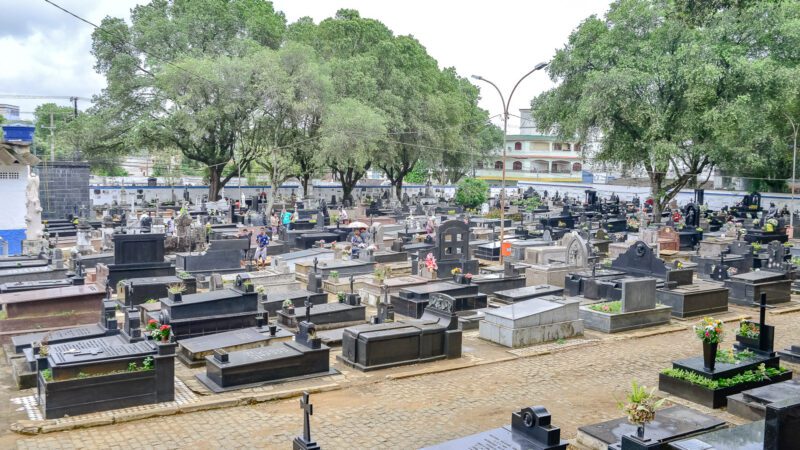 Em homenagem aos falecidos, os cemitérios de Vitória são preparados para o Dia de Finados