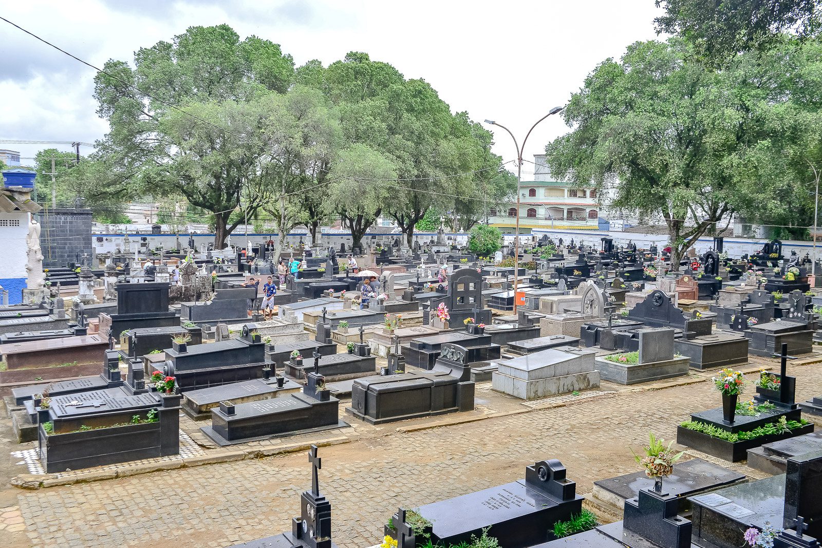 Em homenagem aos falecidos, os cemitérios de Vitória são preparados para o Dia de Finados