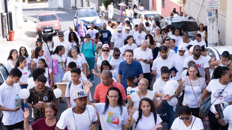 Ruas da Grande Maruípe recebem centenas de fiéis em Caminhada pela Paz