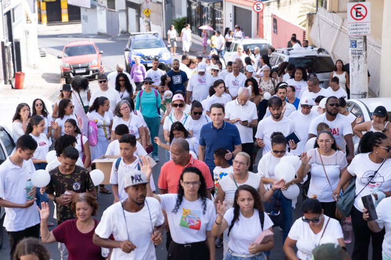 Ruas da Grande Maruípe recebem centenas de fiéis em Caminhada pela Paz