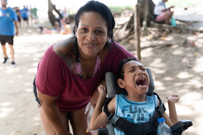 Inclusão no lazer: Jardim Camburi recebe novo ponto do projeto Praia Acessível