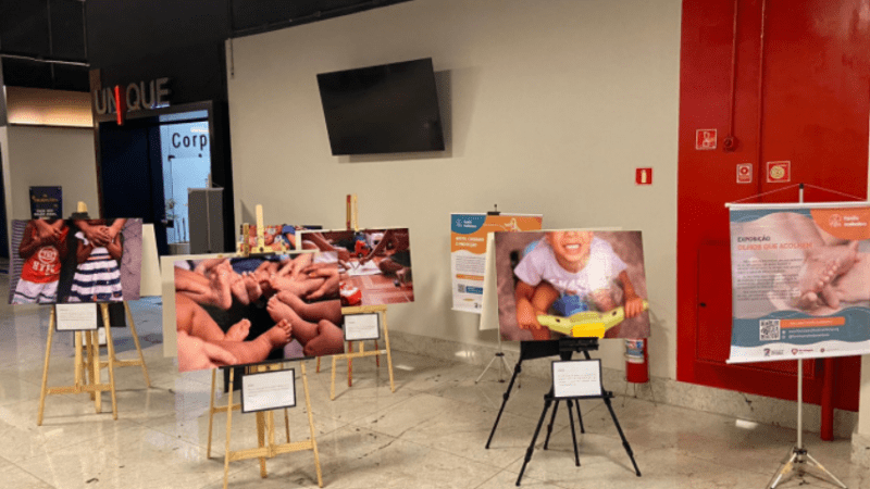 Exposição retrata serviço de família acolhedora