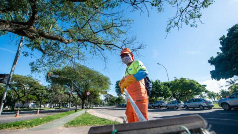 Limpeza em tempo integral: Equipes atuam para manter Praia de Camburi limpa