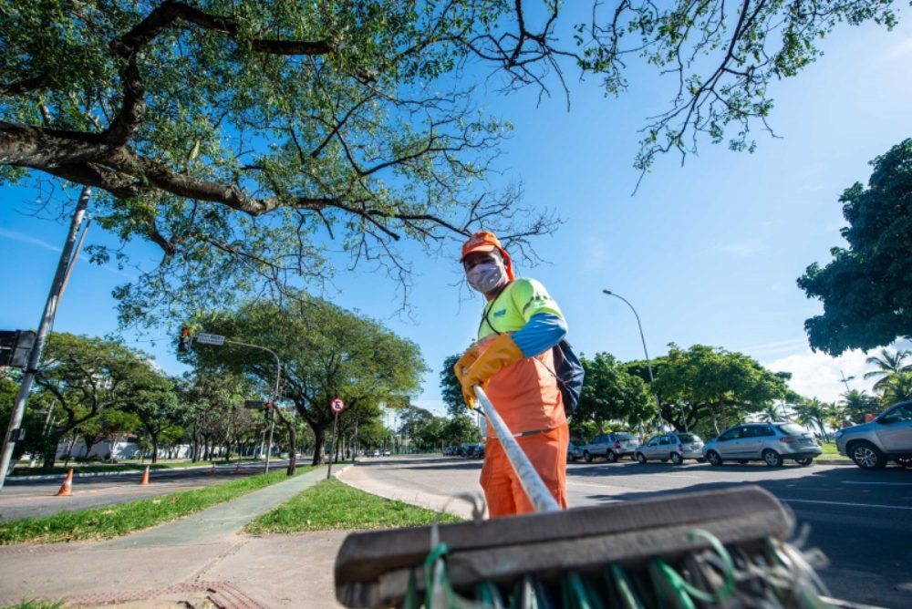 Limpeza em tempo integral: Equipes atuam para manter Praia de Camburi limpa