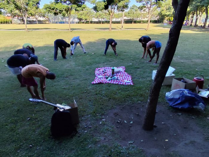 Bem-estar e inclusão: Abrigo 1 promove meditação ao ar livre para acolhidos